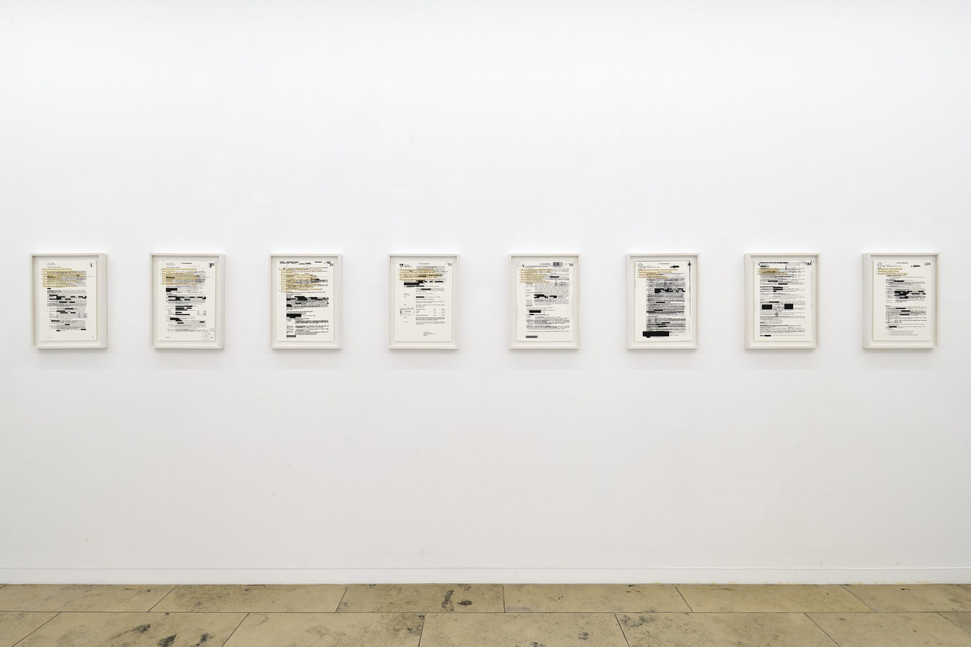 Acht prints von Strafbefehlen in einer Galerie. 